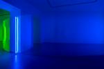 BETWEEN (2015), Strom Art Gallery, Brno (CZ) – Pavel Korbička, site-specific installation, polycarbonates, neons, 210x1800x412 cm, photo: Michaela Dvořáková